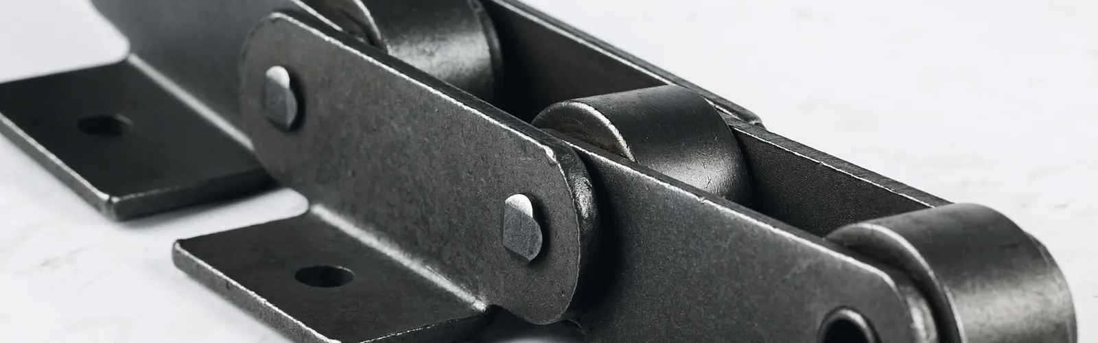 Conveyor chain with attachments