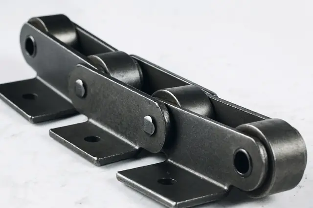 Conveyor chain with attachments