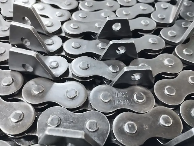 Chain with triangular attachments